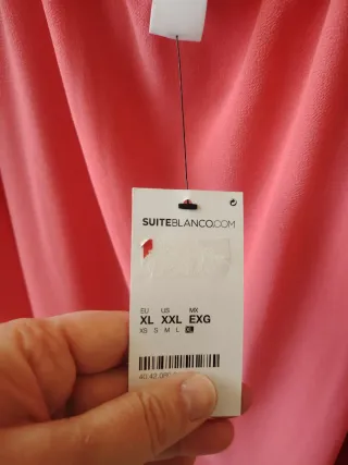 Vestido coral con encaje