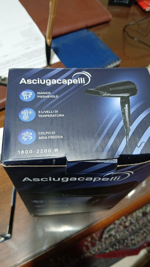 Asciugacapelli nero pieghevole nuovo mai usato.