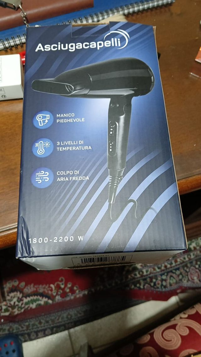 Asciugacapelli nero pieghevole nuovo mai usato.