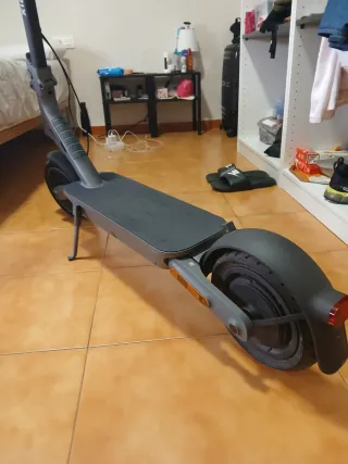 Patinete eléctrico gris