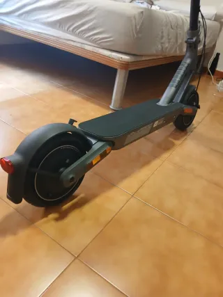 Patinete eléctrico gris