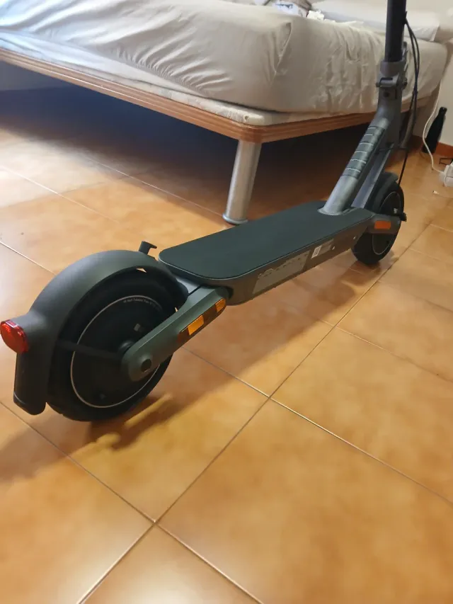 Patinete eléctrico gris