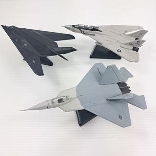 Lotto 3 modellini aerei militari su base