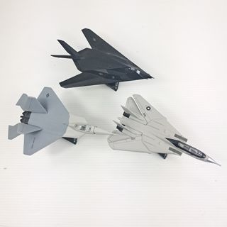 Lotto 3 modellini aerei militari su base