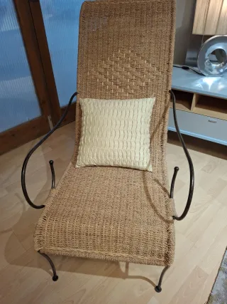 Sillón de mimbre y metal