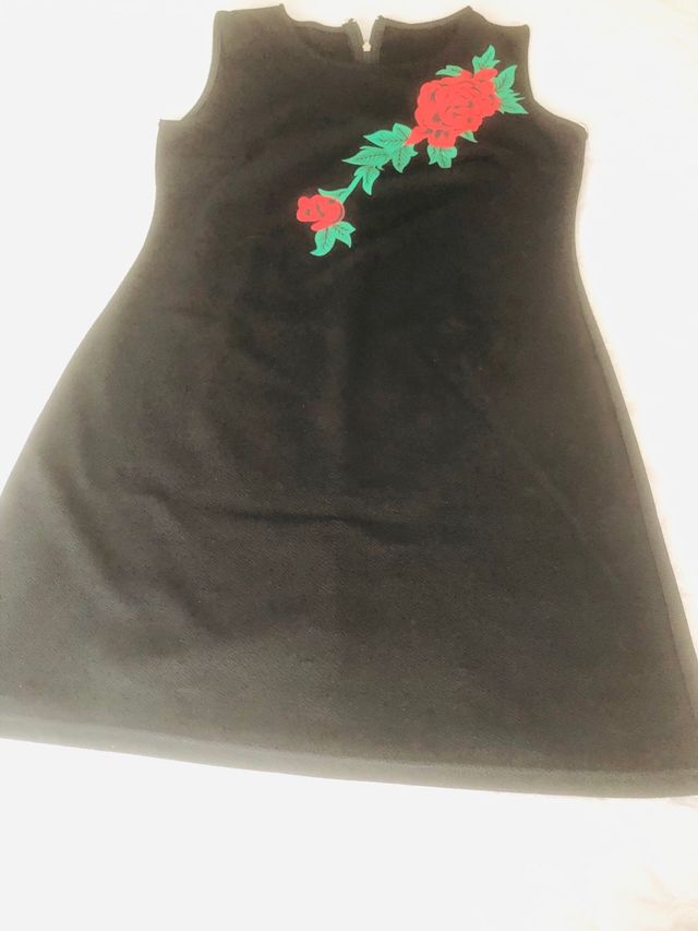 Vestido negro con rosas rojas