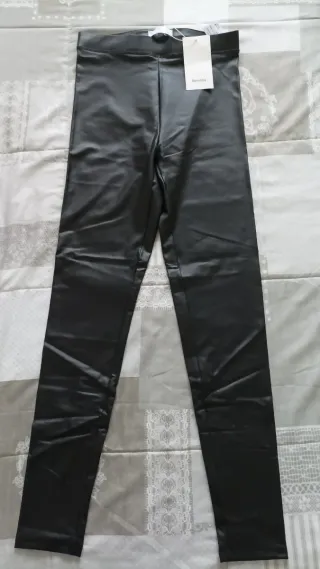Mallas efecto cuero Bershka Talla S. 