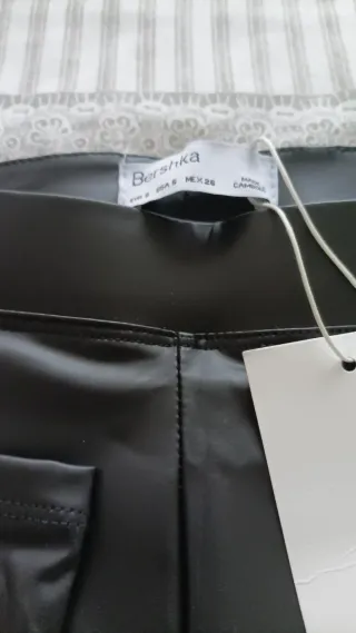 Mallas efecto cuero Bershka Talla S. 