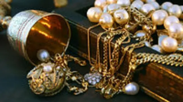 Se comprá Piezas de oro usado.Precio por gramo.