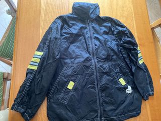 Impermeabile nero con dettagli gialli