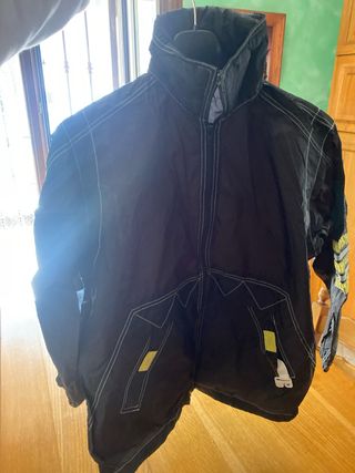 Impermeabile nero con dettagli gialli