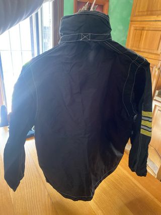 Impermeabile nero con dettagli gialli