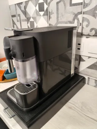 Cafetera Nespresso De'Longhi Lattissima One