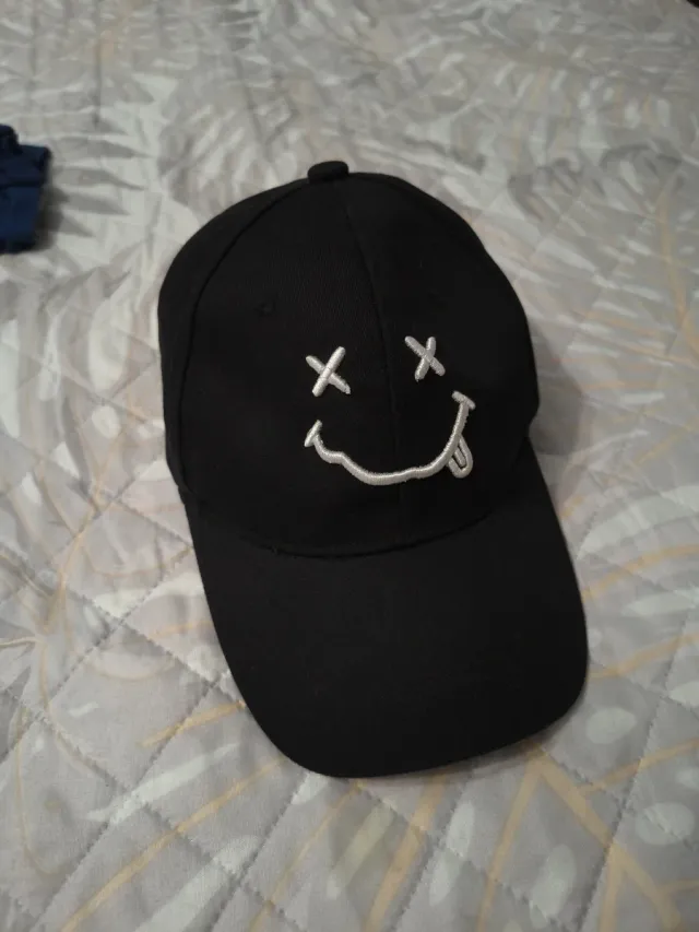 Gorra negra con cara sonriente