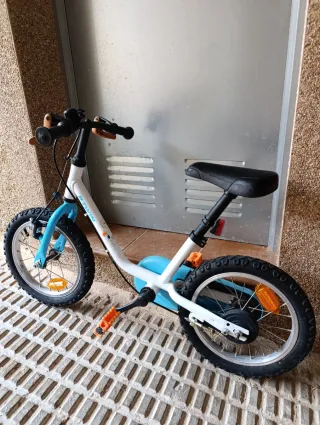 Bicicleta infantil blanca y azul