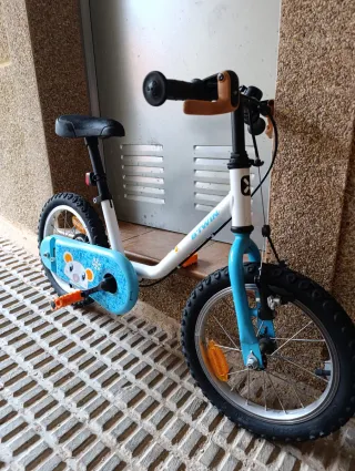 Bicicleta infantil blanca y azul