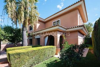 Chalet en venta en Zona Universitaria  en Bormujos