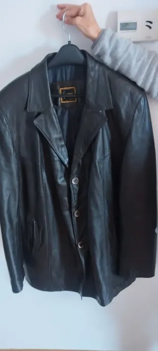 Chaquetón de cuero negro