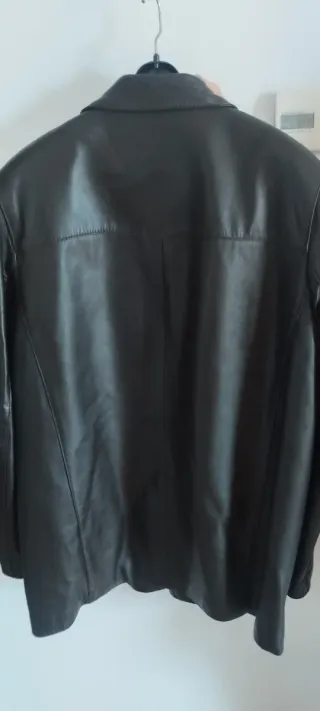Chaquetón de cuero negro