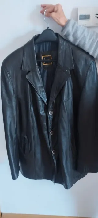 Chaquetón de cuero negro