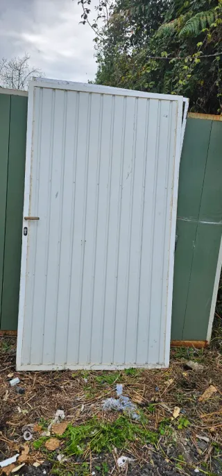 Puerta blanca de garaje