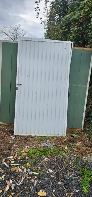 Puerta blanca de garaje