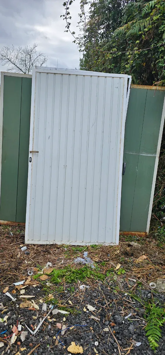 Puerta blanca de garaje