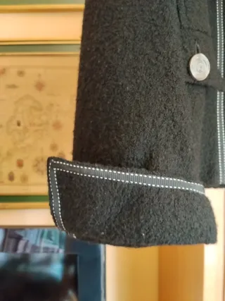 Chaqueta de lana negra con forro estampado