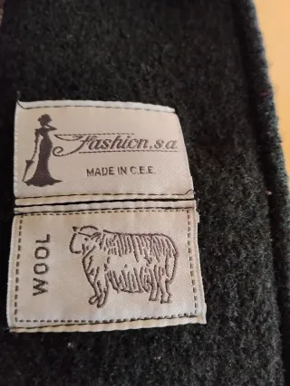 Chaqueta de lana negra con forro estampado