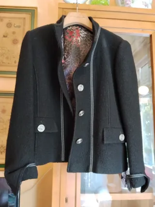 Chaqueta de lana negra con forro estampado
