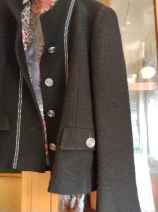 Chaqueta de lana negra con forro estampado