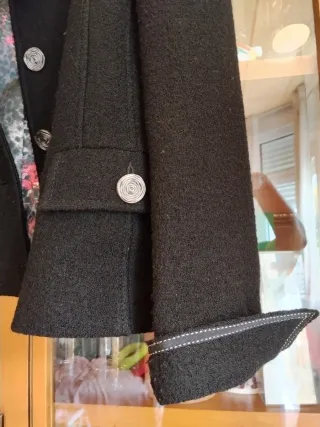 Chaqueta de lana negra con forro estampado