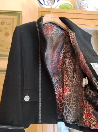 Chaqueta de lana negra con forro estampado