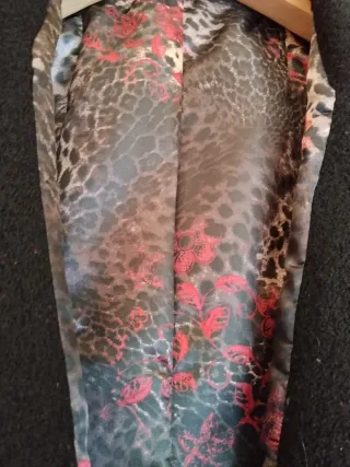 Chaqueta de lana negra con forro estampado