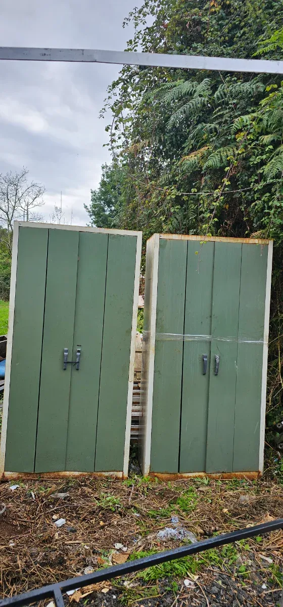 Armario de madera y metal verde