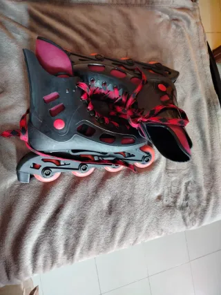 Patines en línea negros y rojos