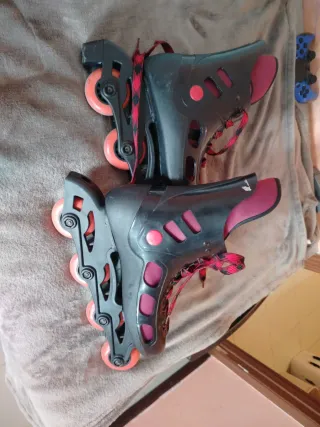 Patines en línea negros y rojos