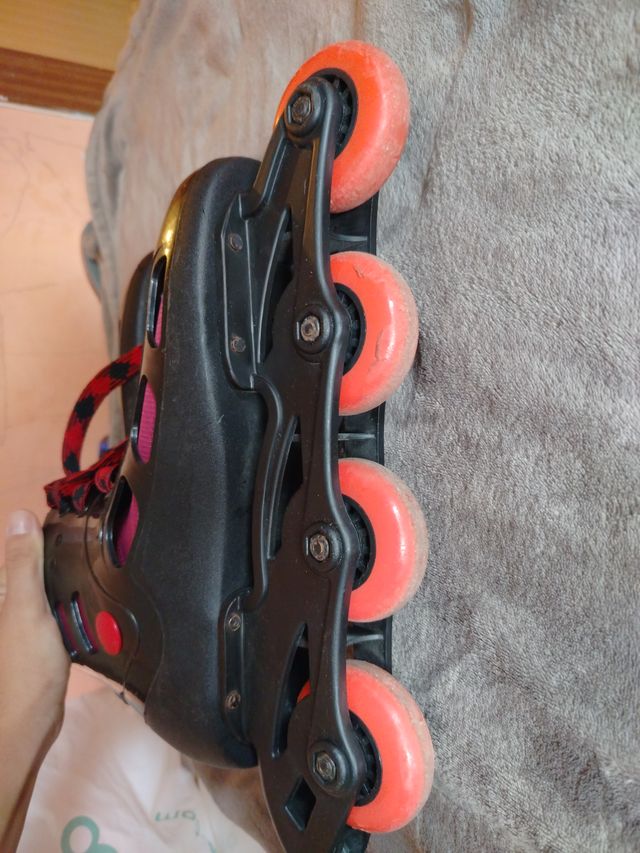 Patines en línea negros y rojos