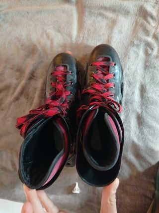 Patines en línea negros y rojos