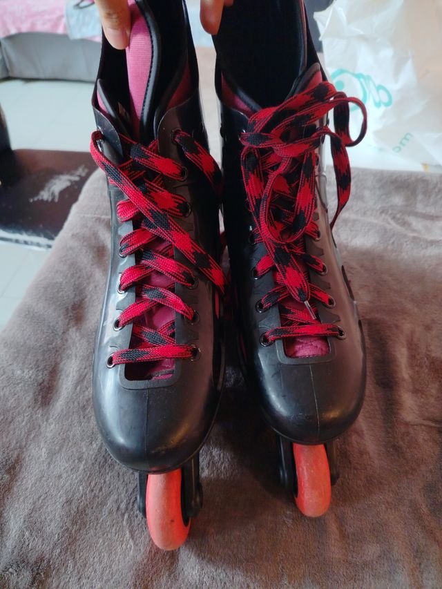 Patines en línea negros y rojos