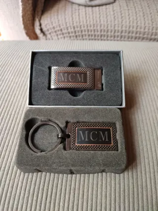Pilla corbata y llavero MCM