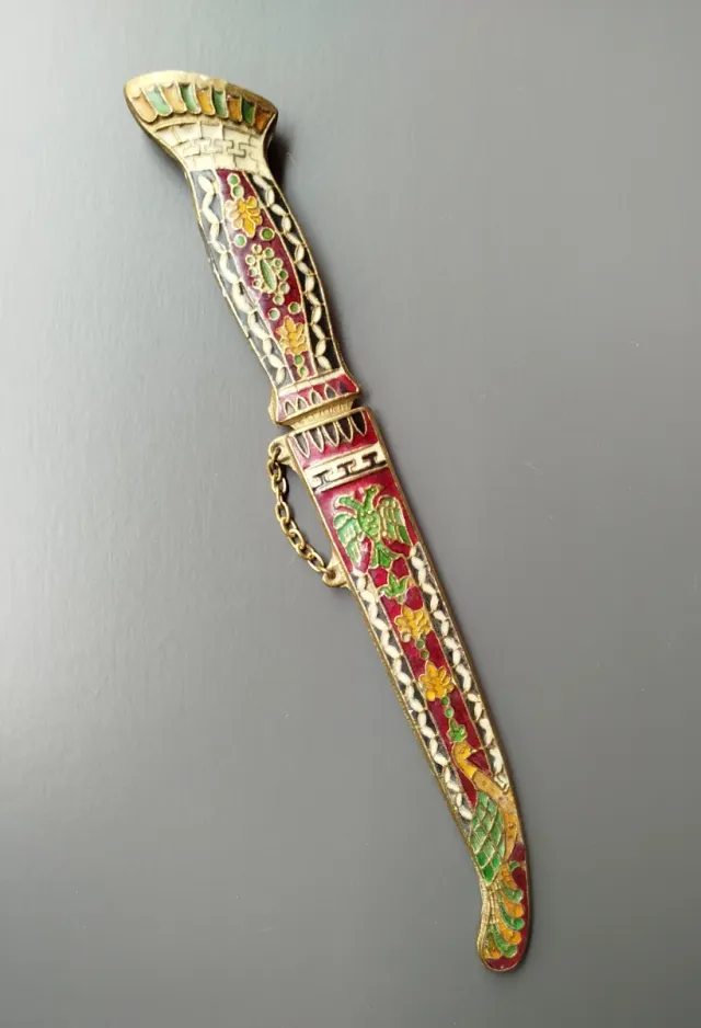 Daga abrecartas de latón y esmaltedecorada