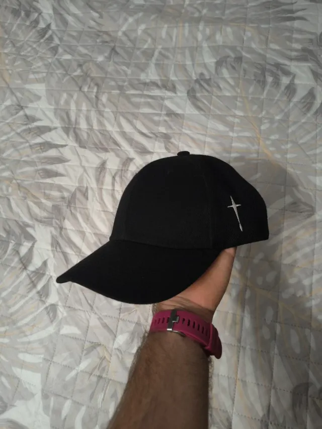 Gorra negra con detalle de cruz