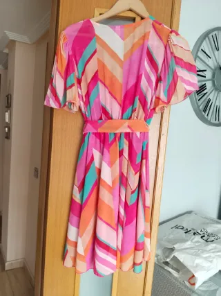 2 Vestidos estampados  geométrico, y otro de color