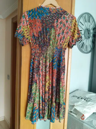 2 Vestidos estampados  geométrico, y otro de color