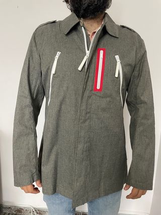 Chaqueta Adidas Gris con Detalles Rojos