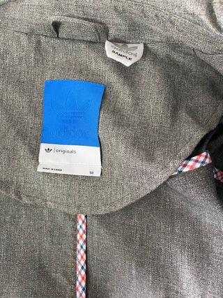 Chaqueta Adidas Gris con Detalles Rojos
