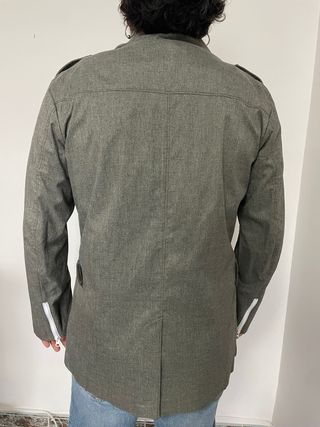 Chaqueta Adidas Gris con Detalles Rojos