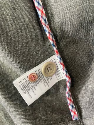 Chaqueta Adidas Gris con Detalles Rojos