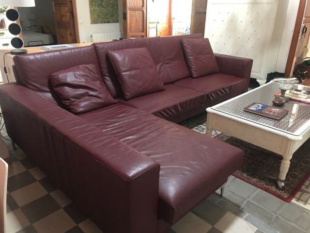 Sofá chaise longue de piel natural.